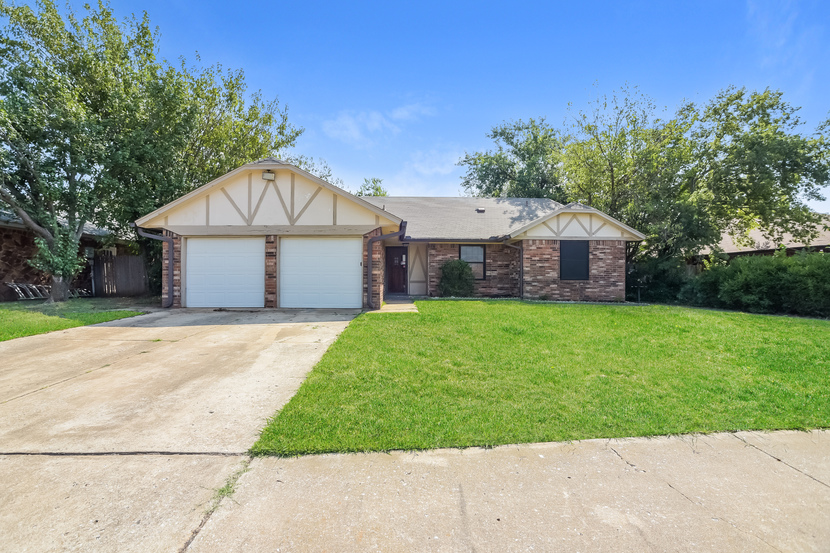 1500 Smoking Tree Rd Moore, OK 73160